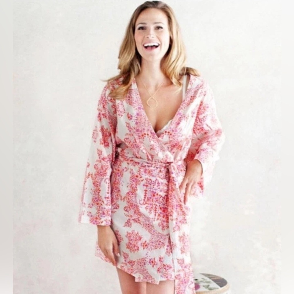 Anthropology Plum Pretty Sugar Kimono style Robe Pink White Floral Belted Size S